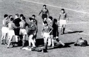 La bataille de Santiago, lors de la Coupe de monde de 1962. Image du domaine public. La bataille de Santiago, lors de la Coupe de monde de 1962. Image du domaine public.