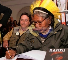 Photo (c) Thierry Grignard. Cliquez ici pour commander le livre Raoni Photo (c) Thierry Grignard. Cliquez ici pour commander le livre Raoni