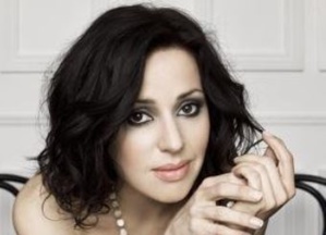 Cliquez ici pour accéder à la page de l'artiste Cliquez ici pour accéder à la page de l'artiste