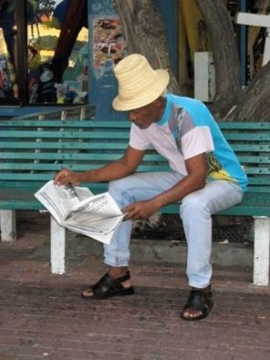 Un lecteur face au plaisir de lire son journal. Photo libre de droits.