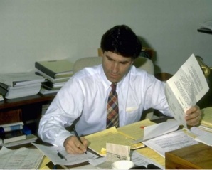 Le journaliste politique est-il vraiment impartial? Photo libre de droits.