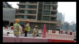 Travailleurs immigrés sur Cheikh Zayed Road. Photo: KPM Travailleurs immigrés sur Cheikh Zayed Road. Photo: KPM