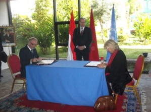 Signature d’un accord entre M. José Badia, Conseiller de Gouvernement pour les Relations Extérieures et la Coopération et Mme Ursula Schulze-Aboubacar, Représentante résidente du Haut Commissariat des Nations Unies pour les Réfugiés au Maroc, en présence de S.A.S le Prince Souverain. Photo (c) DR