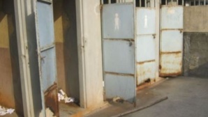 Un bloc de latrines dans une école primaire de la ville de Cotonou. Photo: AT