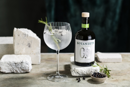 Mocktail trend : The Niets company, he only 100% alcohol-free distilled Gin and Rhum around the world. (c) The Niets Co via Caroline Charles Communication.