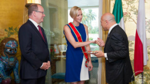 Le couple princier à l'ambassade d'Italie. Photo (c) Palais Princier Le couple princier à l'ambassade d'Italie. Photo (c) Palais Princier