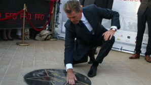 Pierce Brosnan découvre son étoile sur la digue d'Ostende. Photo (c) Robert Genicot