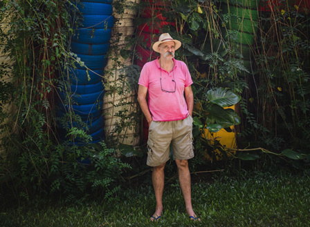 Vincent Mengin pose dans le LAC près d'une de ses œuvres : Du vent dans les caoutchoucs Vincent Mengin pose dans le LAC près d'une de ses œuvres : Du vent dans les caoutchoucs