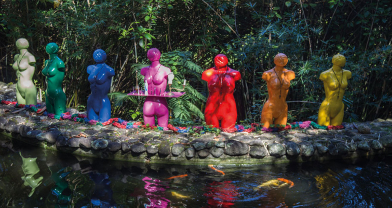 Les déesses footballeuses métissées surveillent la couleur des carpes koï, des tortues et la qualité de l’eau du LAC. Les déesses footballeuses métissées surveillent la couleur des carpes koï, des tortues et la qualité de l’eau du LAC.