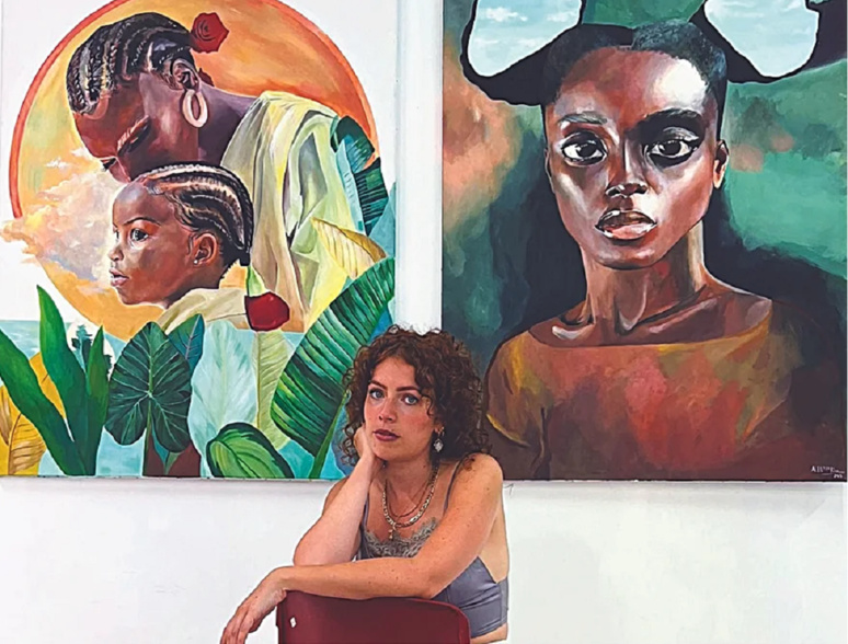 Alegria Blue posant avec ses héroïnes Alegria Blue posant avec ses héroïnes