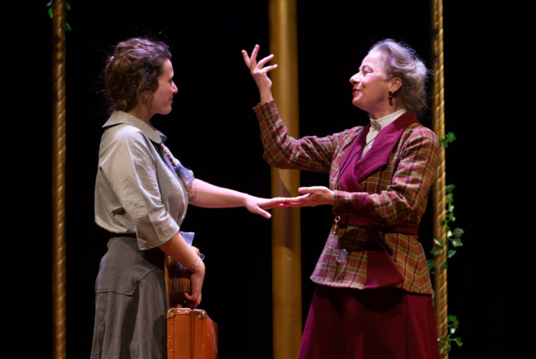 La duchesse d'Andinet d'Andain, interprétée par Valérie Français accueille l'ingénue Amanda La duchesse d'Andinet d'Andain, interprétée par Valérie Français accueille l'ingénue Amanda