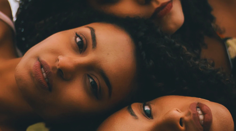 Le peeling clarifiant, sans danger pour les peaux brunes et métissées ? Le peeling clarifiant, sans danger pour les peaux brunes et métissées ?