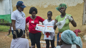 Les femmes en quarantaine à Grand comté de Cape Mount, au Libéria, reçoivent des kits d&#039;hygiène, des kits de protection de la maison et de la formation de Croix-Rouge libérienne dans le cadre du programme communautaire de protection visant à stopper la propagation du virus Ebola dans les régions reculées du Libéria où l&#039;accès en temps opportun à des services médicaux est difficile. Des milliers de Libériens sont morts de la maladie depuis début mars 2014. © Victor Lacken / IFRC