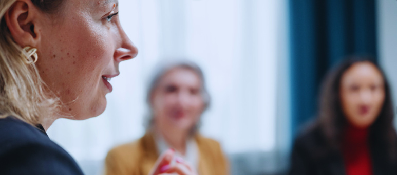 Un débit trop rapide est le signe d’une anxiété, une voix trop forte exprime un désir de domination © Podcast Journal