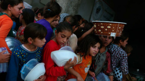 Des jeunes filles irakiennes déplacées font la queue pour recevoir de la nourriture dans une cuisine communautaire dans le gouvernorat de Dohuk, dans le Kurdistan irakien. Photo (c) UNHCR Des jeunes filles irakiennes déplacées font la queue pour recevoir de la nourriture dans une cuisine communautaire dans le gouvernorat de Dohuk, dans le Kurdistan irakien. Photo (c) UNHCR