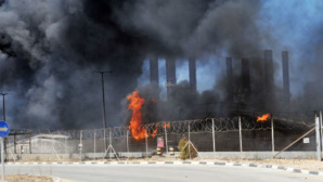 La fumée et des flammes s’élèvent de la seule usine de distribution d'électricité de Gaza après qu’elle a été touchée par des tirs de missiles israéliens. Photo (c) UN Photo / Shareef Sarhan