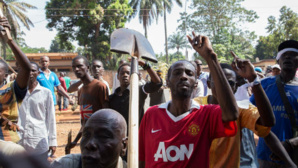 Après que deux musulmans ont été tués, apparemment par des chrétiens, la communauté musulmane manifeste devant le siège de la Mission des Nations Unies, MINUSCA, dans la capitale de Bangui. Photo (c) ONU / Nektarios Markogiannis Après que deux musulmans ont été tués, apparemment par des chrétiens, la communauté musulmane manifeste devant le siège de la Mission des Nations Unies, MINUSCA, dans la capitale de Bangui. Photo (c) ONU / Nektarios Markogiannis