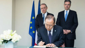 Ban Ki-moon signe le livre de condoléances. Photo (c) Evan Schneider / UN Photo