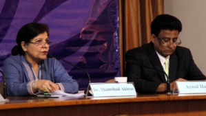 Shamshad Akhtar, Secrétaire générale adjointe des Nations Unies et Secrétaire exécutif de la CESAP (à gauche) et Aynul Hasan, Directeur par intérim de la Division de politiques macroéconomiques et de développement (MPDD). Photo (c) DR