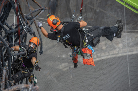 Au sommet de l'architecture parisienne : Les cordistes de Jarnias, gardiens des hauteurs et de l'histoire. (c) Véronique Wasa, Jarnias. Au sommet de l'architecture parisienne : Les cordistes de Jarnias, gardiens des hauteurs et de l'histoire. (c) Véronique Wasa, Jarnias.