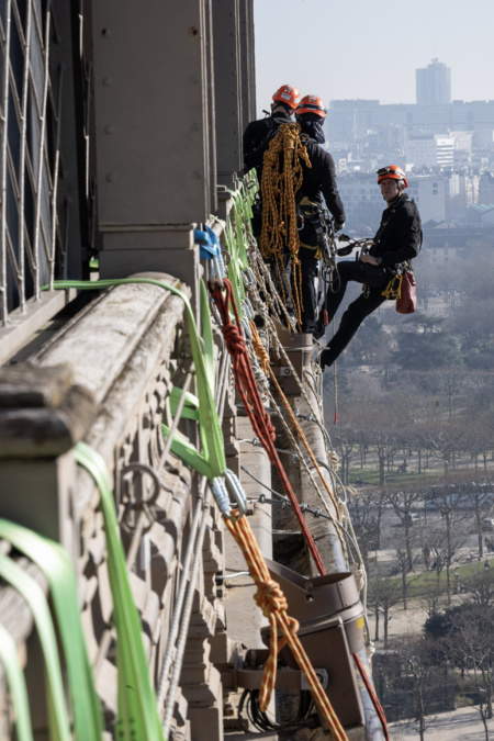 Au sommet de l'architecture parisienne : Les cordistes de Jarnias, gardiens des hauteurs et de l'histoire. (c) Véronique Wasa, Jarnias. Au sommet de l'architecture parisienne : Les cordistes de Jarnias, gardiens des hauteurs et de l'histoire. (c) Véronique Wasa, Jarnias.