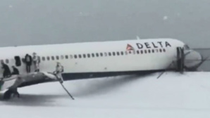 L'avion enfoncé dans la clôture. Capture d'écran. L'avion enfoncé dans la clôture. Capture d'écran.