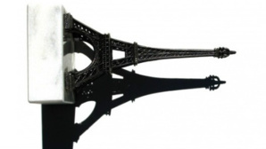 La Tour Eiffel tourne la tête des touristes. Illustration par l'auteur.