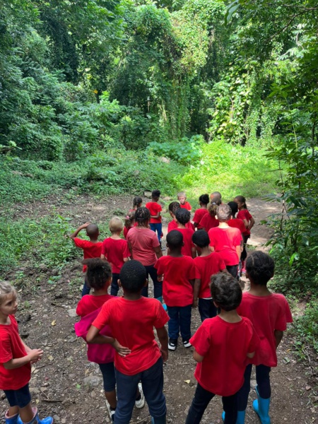 L'école offre une expérience d'apprentissage en plein air. (c) École Beraca. L'école offre une expérience d'apprentissage en plein air. (c) École Beraca.