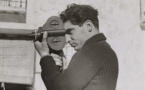 Robert Capa en 1937. Photo (c) Gerda Taro