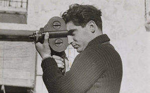 Robert Capa en 1937. Photo (c) Gerda Taro Robert Capa en 1937. Photo (c) Gerda Taro