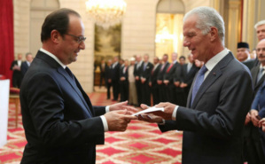 Claude Cottalorda remet ses lettres de créance à François Hollande. Photo courtoisie (c) DR
