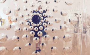 Installation en acrylique. Le spectateur/acteur du jeu d'optique. Photo (c) Marie-Rachel Aparis Installation en acrylique. Le spectateur/acteur du jeu d'optique. Photo (c) Marie-Rachel Aparis