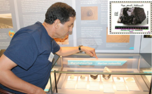 Le Pr. Abderrahmane Ibhi au Natural History Museum de Vienne montrant les 920 grammes de la météorite nommée Tissint. Photo (c) Abderrahmane Ibhi