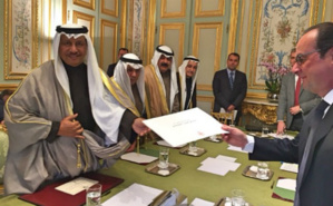 Cheikh Jaber Al Moubarak Al Hamad Al Sabah, Premier ministre koweïtien, remet une lettre de l'Émir du Koweït au Président François Hollande, à l'Elysée. Photo (c) Ambassade de France Koweit Cheikh Jaber Al Moubarak Al Hamad Al Sabah, Premier ministre koweïtien, remet une lettre de l'Émir du Koweït au Président François Hollande, à l'Elysée. Photo (c) Ambassade de France Koweit