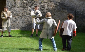 Les membres de la Seigneurie du Mont-Denis s'entraînant au combat médiéval. Photo (c) MMM Les membres de la Seigneurie du Mont-Denis s'entraînant au combat médiéval. Photo (c) MMM