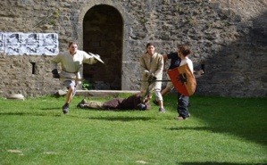 Les membres de la Seigneurie du Mont-Denis s'entraînant au combat médiéval. Photo (c) MMM Les membres de la Seigneurie du Mont-Denis s'entraînant au combat médiéval. Photo (c) MMM