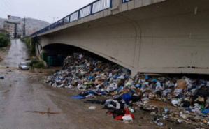 Déchets balayés par les eaux de pluie sous un pont à Beyrouth. Photo (c) Michel Sayegh Déchets balayés par les eaux de pluie sous un pont à Beyrouth. Photo (c) Michel Sayegh