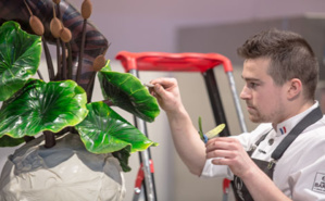 Vincent Vallée, réalisant sa seconde sculpture. Photo courtoisie © World Chocolate Masters Vincent Vallée, réalisant sa seconde sculpture. Photo courtoisie © World Chocolate Masters