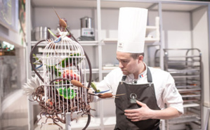 Vincent Vallée réalisant sa première sculpture. Photo courtoisie © World Chocolate Masters Vincent Vallée réalisant sa première sculpture. Photo courtoisie © World Chocolate Masters