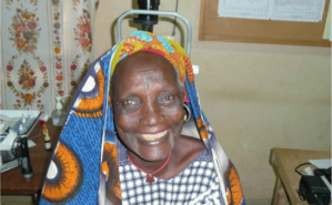 Le visage d'une femme qui s'illumine après avoir recouvré la vue. Photo (c) JEREMI Le visage d'une femme qui s'illumine après avoir recouvré la vue. Photo (c) JEREMI