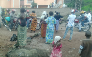 Des veuves des FARDC tentent de barricader la route en utilisant des pierres à Goma, en novembre 2015. Photo (c) Pierre Buingo