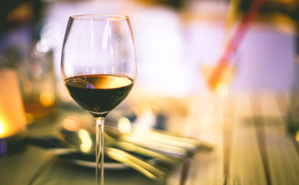 Verre de vin rouge. Photo © Picjumbo Verre de vin rouge. Photo © Picjumbo