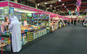 Stands proposant des livres pour enfants et adolescents au Salon international du livre du Koweït 2015. Photo (c) Bulent Inan.