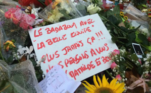 Paris 11e, des bouquets de fleurs déposés pour rendre hommage aux victimes. Photo (c) JCM Paris 11e, des bouquets de fleurs déposés pour rendre hommage aux victimes. Photo (c) JCM