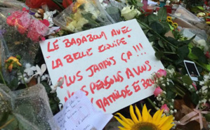Paris 11e, des bouquets de fleurs déposés pour rendre hommage aux victimes. Photo (c) JCM