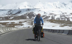 Simon Nelsan pendant l'étape du Kirghizistan. Photo (c) Bike4afuture. Cliquez ici pour accéder au site officiel