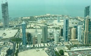 A l'arrière plan, un des nombreux buildings en construction dans le quartier d'affaires de Koweït City. Photo (c) Bulent Inan.