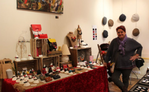 La maroquinière Laurence Boegli est heureuse d'exposer ses créations. Photo (c) Sarah Belnez La maroquinière Laurence Boegli est heureuse d'exposer ses créations. Photo (c) Sarah Belnez