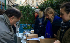 Samedi matin devant l'épicerie Da Rosa: la Ruche bourdonne de locavores. Photo © Guillaume Samedi matin devant l'épicerie Da Rosa: la Ruche bourdonne de locavores. Photo © Guillaume