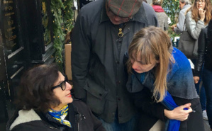 Corinne, la chef de Ruche, ici assise, découvre l'engagement associatif et reçoit une rémunération de 8% des ventes pour son travail. Photo © Guillaume Corinne, la chef de Ruche, ici assise, découvre l'engagement associatif et reçoit une rémunération de 8% des ventes pour son travail. Photo © Guillaume